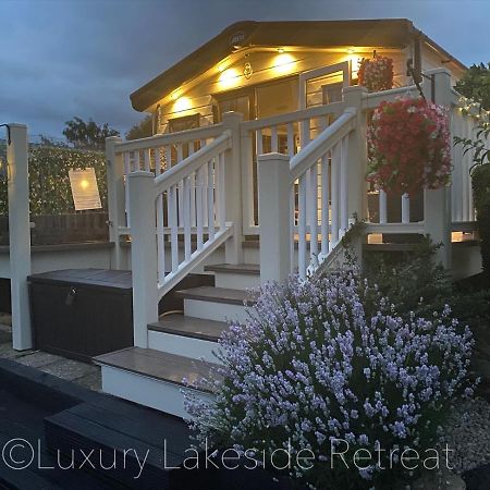 Lakeside Retreat With Hot Tub & Fishing Peg At Tattershall Lakes Country Park Hotel Екстериор снимка