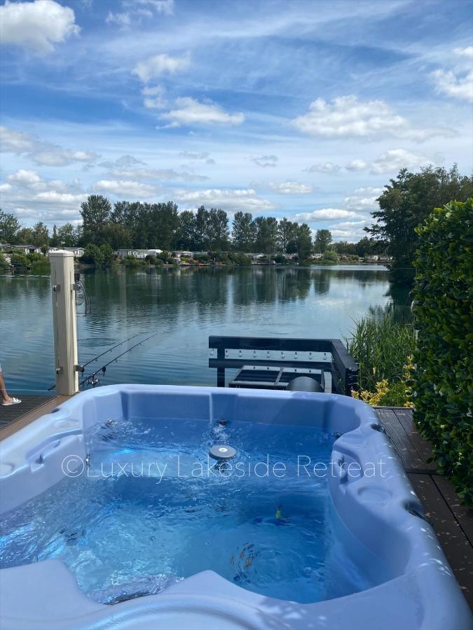 Lakeside Retreat With Hot Tub & Fishing Peg At Tattershall Lakes Country Park Hotel Екстериор снимка