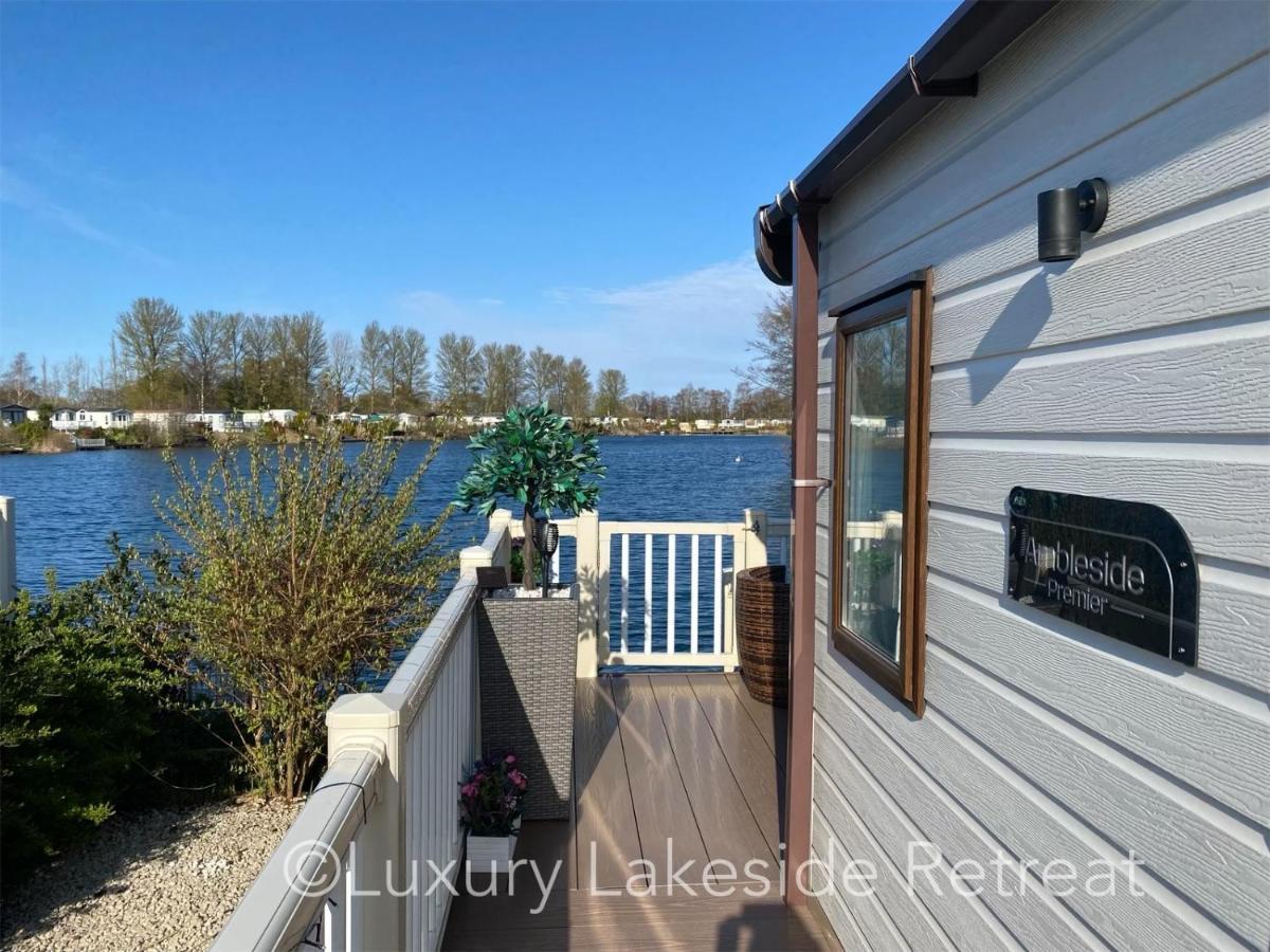 Lakeside Retreat With Hot Tub & Fishing Peg At Tattershall Lakes Country Park Hotel Екстериор снимка